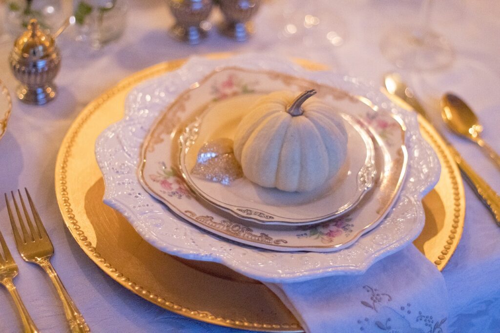 holiday table, table setting, thanksgiving table